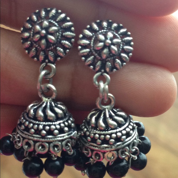 Oxidized silver black bead Indian earrings - Picture 2 of 3